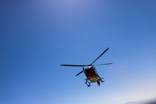 Der schwer verletzte Jugendliche wurde mit dem Rettungshubschrauber ins Krankenhaus geflogen. (Symbolbild) — © Philipp von Ditfurth/dpa