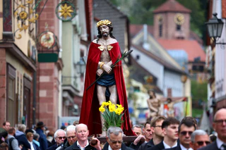 Eine Jesusfigur wird durch die Straßen von Lohr getragen. — © Karl-Josef Hildenbrand/dpa