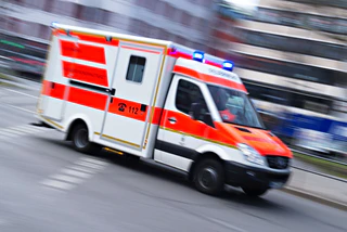 Der 48-jährige Arbeiter kam mit schweren Verletzungen ins Krankenhaus. (Symbolbild) — © Nicolas Armer/dpa