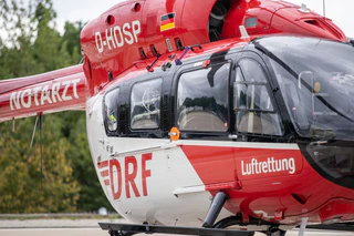 Ein Hubschrauber brachte den Angaben zufolge den Schwerverletzten in eine Klinik. (Symbolbild) — © Daniel Karmann/dpa