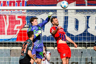 Torhüter Jonas Urbig blieb in seinem sechsten Liga-Spiel für die Bayern erstmals ohne Gegentor. — © Tom Weller/dpa
