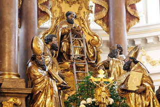 Die Figur des Heiligen Petrus in der Münchner Stadtpfarrkirche Sankt Peter hat keine Papstkrone mehr. Grund ist ein Ritual nach dem Tod eines Papstes.  — © Matthias Balk/dpa