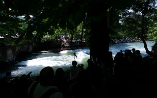 Die Feuerwehr hat die Eisbach-Welle abgesperrt. (Symbolbild) — © Sven Hoppe/dpa