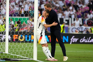 Bundestrainer Julian Nagelsmann tröstet Joshua Kimmich nach dem EM-Aus gegen Spanien. — © Matthias Schrader/AP/dpa