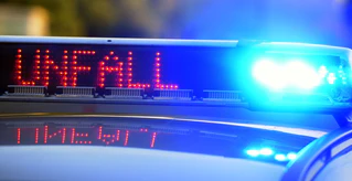 Bei dem Unfall wurden Hunderte Kisten mit PET-Flaschen auf der Autobahn verteilt. (Symbolbild) — © Stefan Puchner/dpa