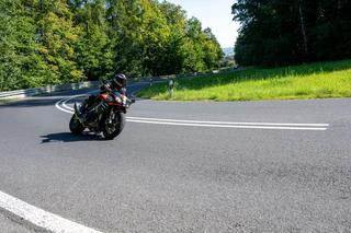 Motorradfahrer in Bayern - der Freistaat hat die höchste Dichte an zweirädrigen Kfz. — © Pia Bayer/dpa