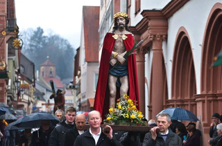 Die Karfreitagsprozession in Lohr am Main. (Archivbild) — © Karl-Josef Hildenbrand/dpa