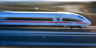 Der Zug konnte nach einer Weile wieder weiterfahren. (Symbolbild) — © Martin Schutt/dpa-Zentralbild/dpa