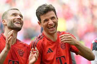 Gute Laune nach dem Sieg im 500. Bundesligaspiel: Thomas Müller (r) mit Konrad Laimer. — © Peter Kneffel/dpa