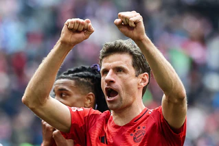 Hat jetzt 500 Bundesligaspiele absolviert: Thomas Müller — © Daniel Löb/dpa