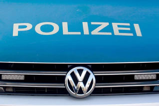 Die Polizei ermittelt nun wegen mehrerer Straftaten - unter anderem wegen des Verdachts der Volksverhetzung. (Symbolbild) — © Fernando Gutierrez-Juarez/dpa