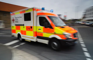 Sanitäter brachten eine lebensgefährlich verletzte Frau in ein Krankenhaus. (Symbolbild) — © Nicolas Armer/dpa