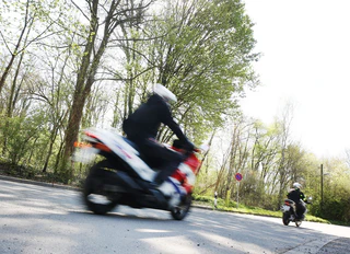 Motorradfahrer nutzten das teils schöne Wetter für einen Ausflug. (Symbolbild) — © Roland Weihrauch/dpa