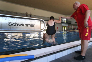 Die DLRG bietet Schwimmkurse für Menschen aller Altersgruppen an. — © Karl-Josef Hildenbrand/dpa