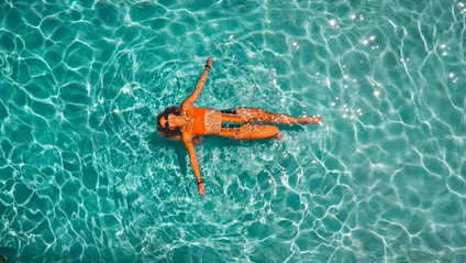 Freibad, Pool, Schwimmen, Sommer, Wasser — © Photo by Drew Dau on Unsplash
