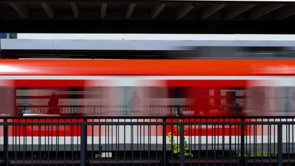 Am Münchner Flughafen ist ein Senior mit seinem Gehstock in der Türe einer S-Bahn steckengeblieben. Der Mann hält am Stock fest und wird mitgeschleift. (Symbolbild) — © Sven Hoppe/dpa