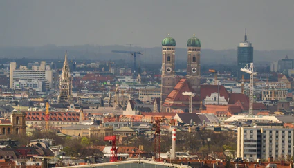 Gegner eines umstrittenen Neubauprojekts mit zwei markanten Hochhäusern in München sind ihrem Ziel eines Bürgerentscheids eigenen Angaben zufolge einen Schritt näher gekommen. — © Peter Kneffel/dpa