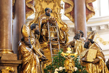 Die Figur des Heiligen Petrus in der Münchner Stadtpfarrkirche Sankt Peter hat keine Papstkrone mehr. Grund ist ein Ritual nach dem Tod eines Papstes.  — © Matthias Balk/dpa