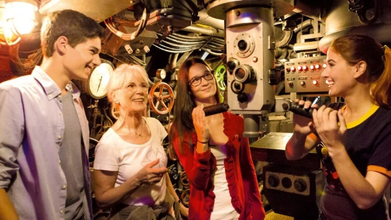  — © Bild: Bavaria Filmstadt – eine Familie in der Original-Filmkulisse von "Das Boot"