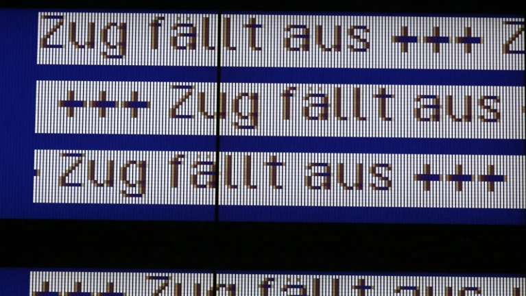 Zug, Db, Deutsche Bahn, Bahn, Züge, Ausfall, Zugausfälle, Bahnhof, Warten — © Bild: Bernd Wüstneck