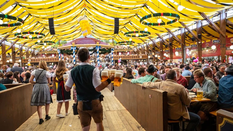 Wiesn Oktoberfest Kellner Bierzelt — © Bild: Rawf8/IStock