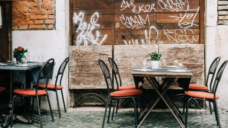 Insolvenz Wirtssterben Wirtesserben Gastronomie Tisch leere Tische — © Gabriella Clare Marino / Unsplash