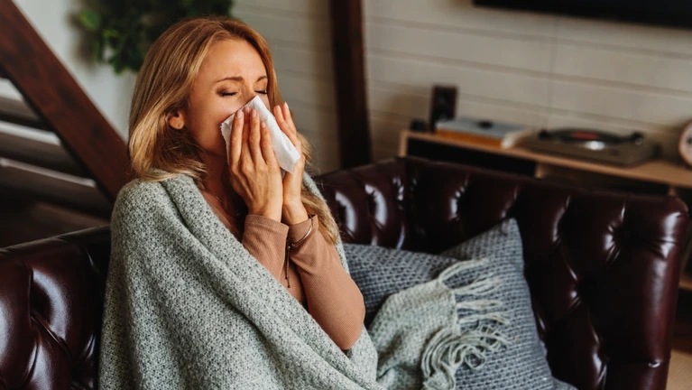 Grippe Erkältung Tipps Krank krank Krankheit Schnupfen Sofa Couch Taschentuch — © Bild: iStock / Inside Creative House