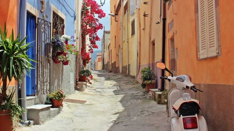 Italien, Straße — © Photo by La So on Unsplash