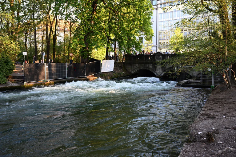 Eine junge Frau hat sich beim Surfen an der Eisbachwelle lebensgefährlich verletzt.   — © Felix Hörhager/dpa /dpa