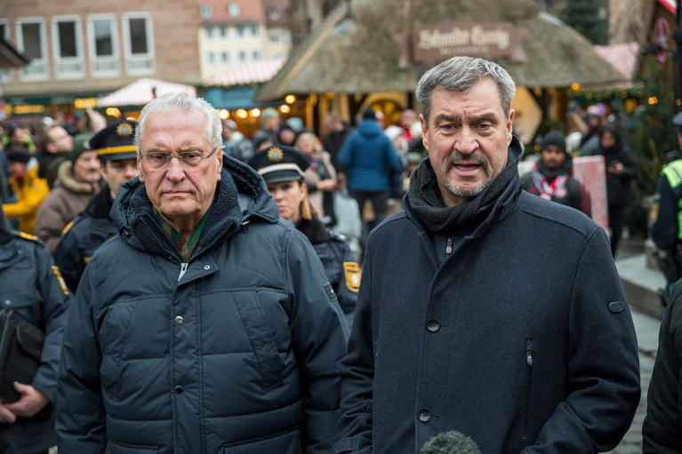 Bayern hat die Sicherheitsvorkehrungen auf den Weihnachtsmärkten noch einmal verstärkt.  — © Daniel Vogl/dpa