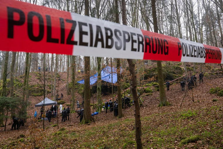 Im Wald wurde ihre Leiche gefunden (Archivbild). — © Peter Kneffel/dpa