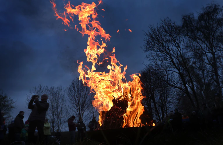 Osterfeuer sind bei der derzeitigen Trockenheit eine Gefahr. (Archivbild)   — © Karl-Josef Hildenbrand/dpa