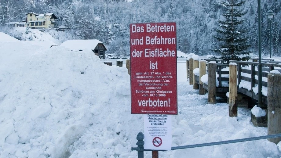 Eiszeit, Bayern — © «Das Betreten und Befahren der Eisfläche ist verboten!» in Schönau am Königssee. Foto: Peter Kneffel