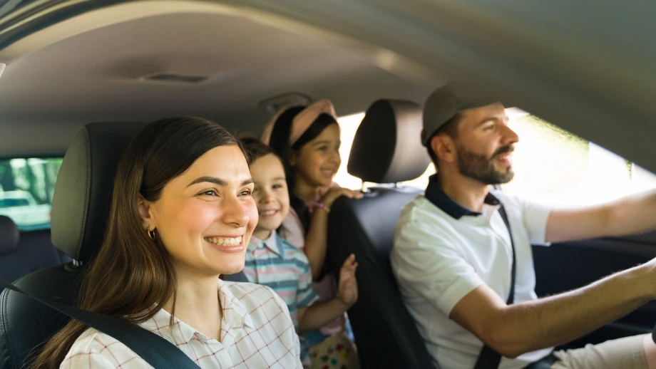 Familie Familienausflug Auto glücklich happy Sommer Auto fahren — © Antonio_Diaz / iStock