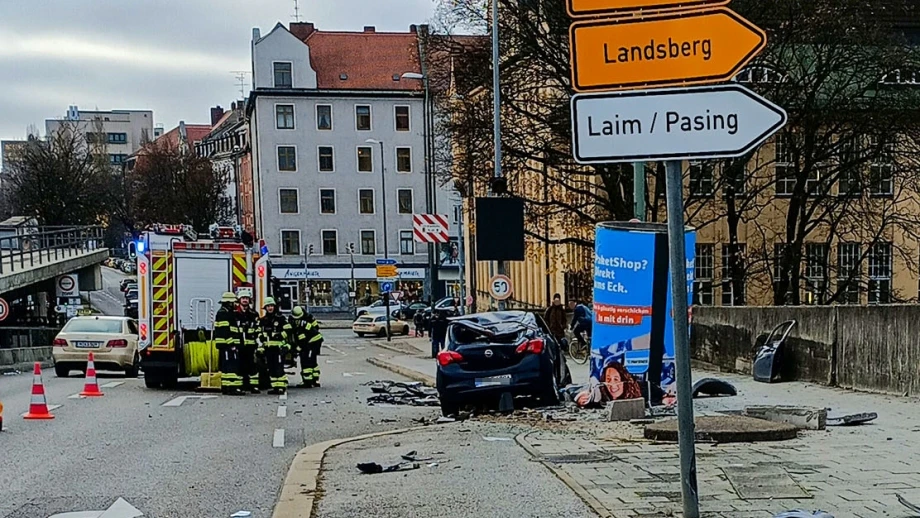Auto Litfaßsäule — © Bild: Berufsfeuerwehr München