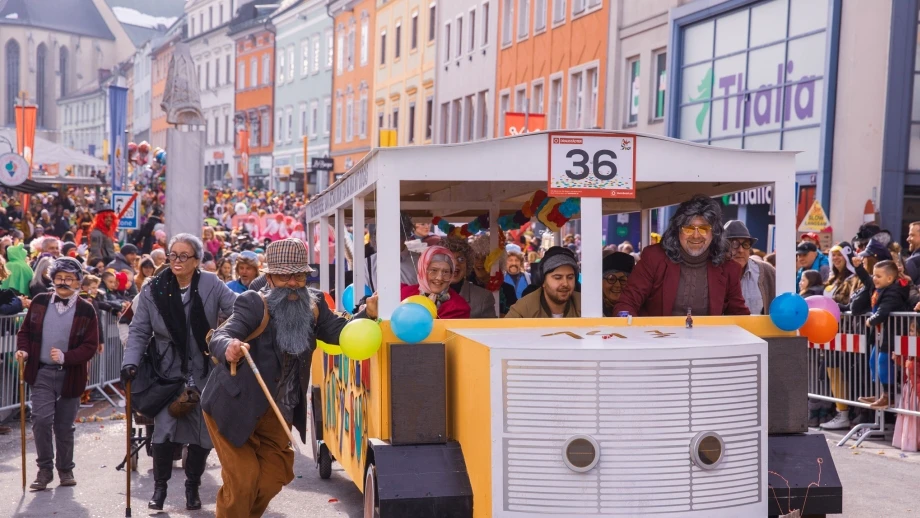 Fasching Karneval Umzug — © Olga Bereslavskaya / iStock