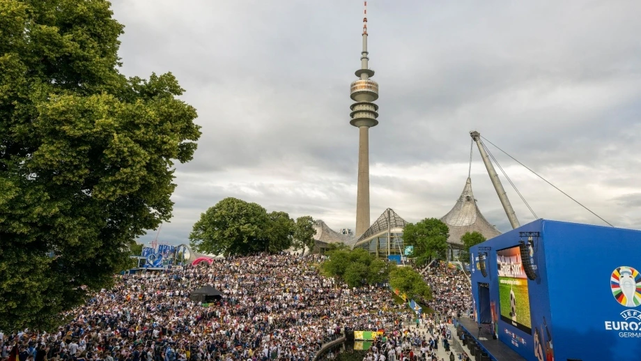 Im Olympiapark liegt die Bühne der offiziellen Fanzone. Während der Fußball-EM ist dort die UEFA- Fanzone. — © Stefan Puchner/dpa