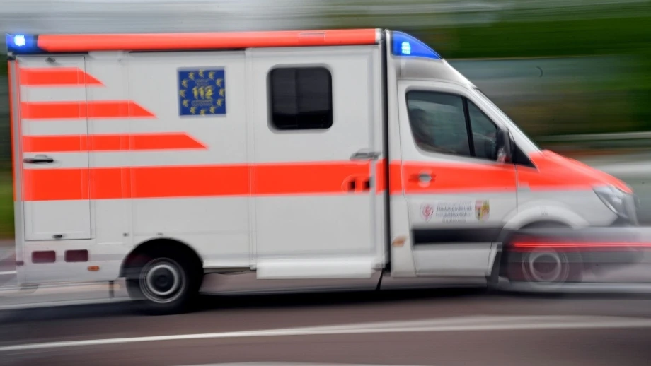 Ein Krankenwagen fährt mit Blaulicht über eine Straße. — © Hendrik Schmidt/dpa-Zentralbild/dpa