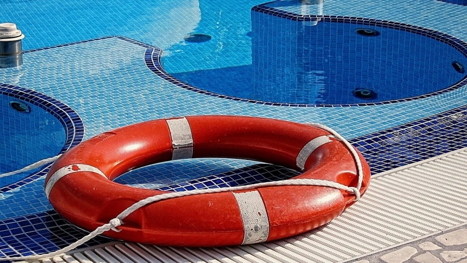 Rettungsring Schwimmen Freibad Schwimmbad — © MichaelM auf Pixabay