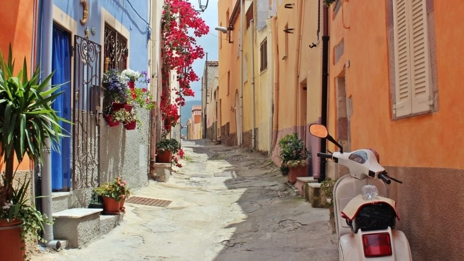 Italien, Straße — © Photo by La So on Unsplash