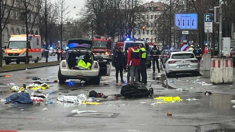 Am Vormittag war ein Afghane mit seinem Auto in einen Demonstrationszug gefahren und hatte so mindestens 28 Menschen verletzt.  — © Christoph Trost/dpa