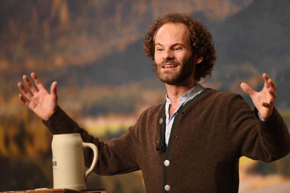 Maximilian Schafroth hält beim Starkbieranstich auf dem Nockherberg die Fastenpredigt. — © Bild: Tobias Hase