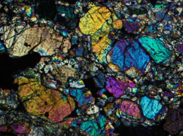 © So sieht das Innere des Meteoriten unter dem Polarisationsmikroskop aus.