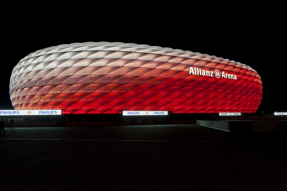 © Neue Philips LED-Fassadenbeleuchtung für Farbdynamiken. Das System beherrsht 16 Mio Farben und dynamische Effekte.